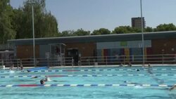CLEAN : Londoners gather at the city's public pools to beat the heat News Clip