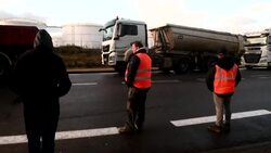 CLEAN : Fuel tax: protesters blockade petrol depot in Brest News Clip