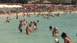 CLEAN : Tourists and residents find ways to stay cool as Greece braces for new heatwave News Clip