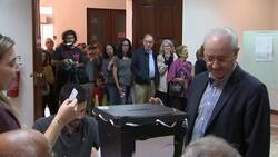 Social Democrat leader casts ballot in Porto Instructional Video
