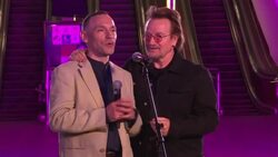 VOICED : Cantante de U2, Bono, da un concierto en el metro de Kiev News Clip