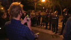 VOICED : Manifestantes intentan derribar estatua cerca de la Casa Blanca News Clip