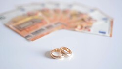 Wedding rings and banknotes focusing Stock Footage