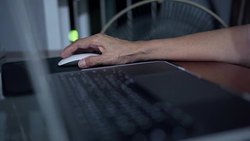 Old woman Are using the mouse To work with computers Stock Footage
