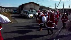CLEAN : Volunteer santas hand out gifts to News Clip