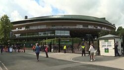 VOICED : Wimbledon excluye a tenistas de Rusia y Bielorrusia del torneo de 2022 News Clip