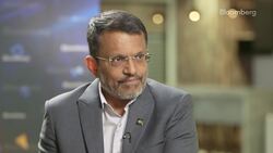 Singapore's Menon Urges Restraint on FX Intervention News Clip