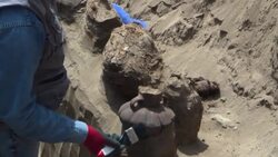 VOICED : Obreros de compañía de gas hallan cementerio prehispánico en Lima News Clip