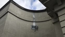 Banksy-style artwork appears on bridge in Reading News Clip