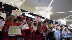 CLEAN : Beijing 2022: fans greet kamila valieva at moscow airport News Clip