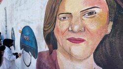 CLEAN : Gaza artists paint a mural in honour of slain Al Jazeera journalist News Clip