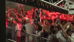 VOICED : Brasileños hicieron fila toda la noche para rendir homenaje a su ídolo Pelé News Clip