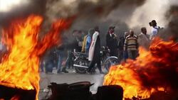 Protesters burn tyres to block roads in Basra Instructional Video