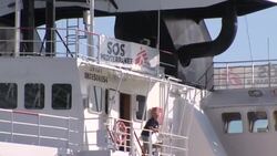 CLEAN : A hundred migrants arrive in Sicily after agreement between Rome Berlin and Paris News Clip