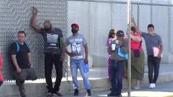 VOICED : Migrantes varados en frontera México-EEUU, olvidados por Trump y AMLO News Clip