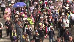 CLEAN : Crowds besiege a government building News Clip