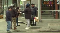 VOICED : Al rescate en dos ruedas: repartidores de comida de NYC enfrentan resignados el coronavirus News Clip