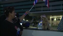 CLEAN : Crowds besiege a government building News Clip