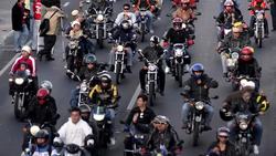 CLEAN : Guatemala: motorcycle pilgrims roar cross- News Clip