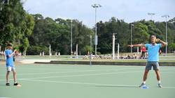 Overarm throws (grade K-3) | Throwing & catching › Teaching Fundamentals of PE Instructional Video