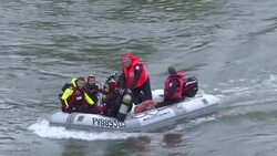 VOICED : Al menos un muerto al hundirse un puente en Francia News Clip