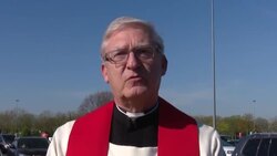 VOICED : Misas de Pascua en un autocine de Alemania en plena epidemia de COVID-19 News Clip