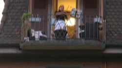 CLEAN : Lausanne violinist plays for neighbours on balconies News Clip