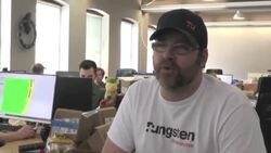 VOICED : En Canadá, los perros van a trabajar con sus dueños News Clip