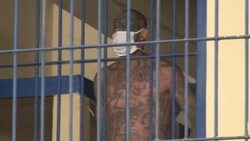 VOICED : El Salvador muestra condiciones de pandilleros presos ante polémica por supuestos beneficios News Clip