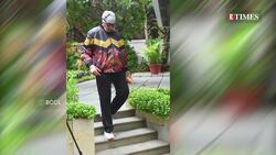 This is why Amitabh Bachchan broke his long-standing Sunday ritual of meeting fans barefoot outside his home 'Jalsa' News Clip