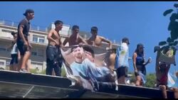 CLEAN : Argentina fans wait for team's arrival as victory parade begins News Clip