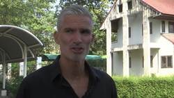 Australia football star visits player in Thai jail Instructional Video