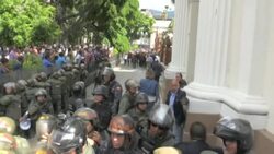 CLEAN : Venezuela's Guaido accesses parliament enclosure News Clip