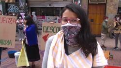 VOICED : Policía y manifestantes chocan a 14 días de haber iniciado las protestas en Colombia News Clip