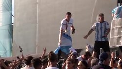 VOICED : Festejos y un nuevo mural: en Argentina continúa el homenaje a los campeones del mundo News Clip