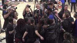 VOICED : LeBron James extiende su contrato con los Lakers hasta 2025 News Clip