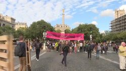 CLEAN : Extinction Rebellion supporters block Parisian bridge and quayside News Clip
