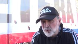 VOICED : Manifestantes levantan campamento frente a la presidencia argentina News Clip