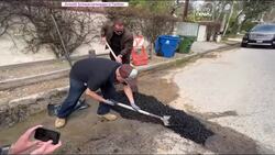 The mission is completed! Hollywood actor Arnold Schwarzenegger fills pothole in LA News Clip