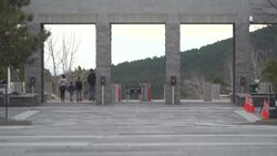 CLEAN : Mount Rushmore Presidents face dwindling crowds in mostly shut-down America News Clip