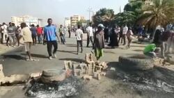 CLEAN : KHARTOUM: Sudanese protesting against arrests block roads with burning tyre News Clip