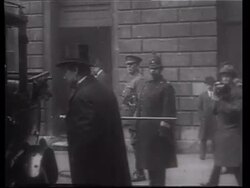 Churchill pays for a taxi, 1914, London Stock Footage