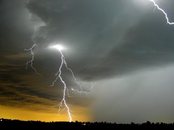 Sequridad climática: seguridad en tormentas eléctricas Instructional Video