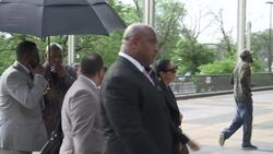 Singer R. Kelly arrives at Chicago court Instructional Video
