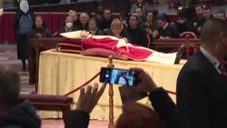 CLEAN : People pay tribute to former Pope Benedict XVI at third day of lying in state News Clip