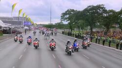 Skittish horse halts Bolsonaro motorcade Instructional Video