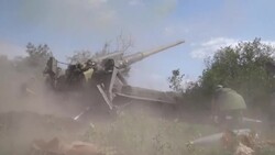 CLEAN : Ukrainian soldiers fire heavy artillery on the southern front News Clip