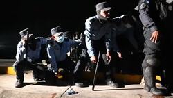 VOICED : Caravana de migrantes quiebra cerco en Guatemala y continúa viaje a EEUU News Clip