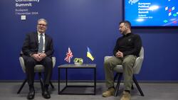 Starmer meets Volodymyr Zelensky in Budapest News Clip