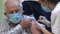 CLEAN : Long-awaited flu vaccine arrives at a nursing home in Aveyron News Clip